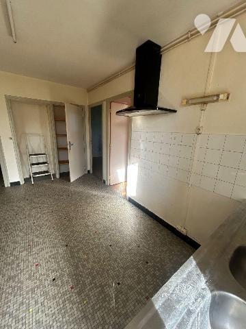 À vendre - Charmante maison auvergnate à rénover, en pierres avec toiture en lauzes. Chalvignac...