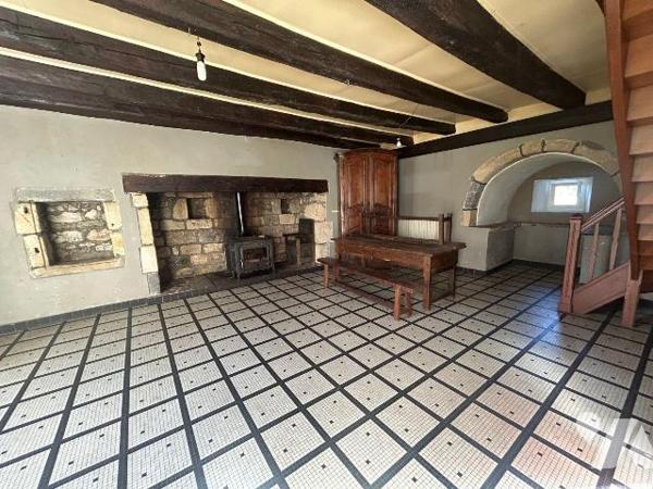 À vendre - Charmante maison auvergnate à rénover, en pierres avec toiture en lauzes. Chalvignac...