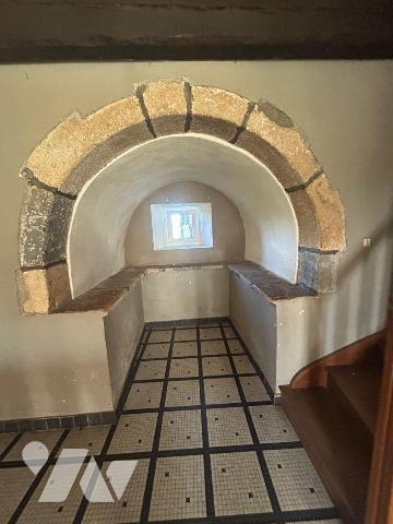 À vendre - Charmante maison auvergnate à rénover, en pierres avec toiture en lauzes. Chalvignac...