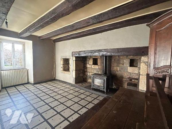 À vendre - Charmante maison auvergnate à rénover, en pierres avec toiture en lauzes. Chalvignac...