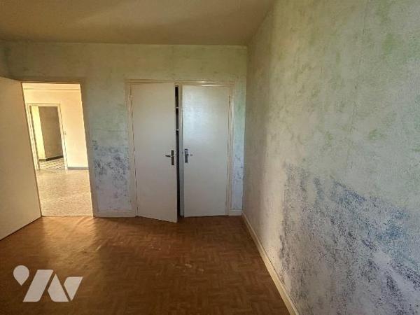 À vendre - Charmante maison auvergnate à rénover, en pierres avec toiture en lauzes. Chalvignac...