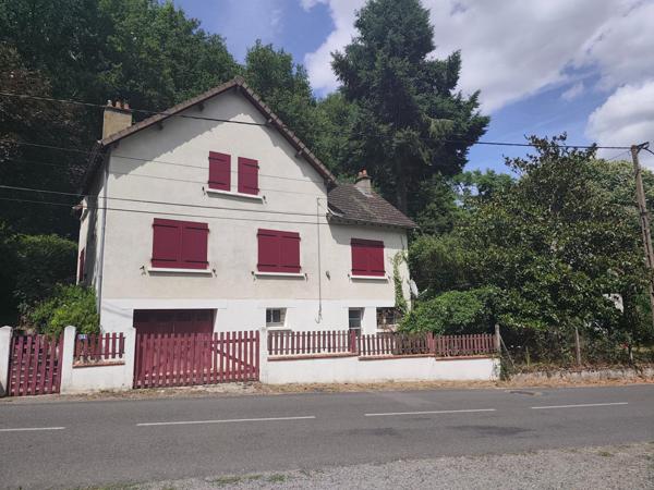 À Saint-Aignan, maison familiale au calme avec garage, parking, petit bois et grand terrain arboré à proximité