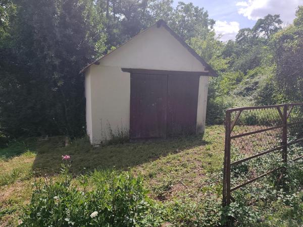 À Saint-Aignan, maison familiale au calme avec garage, parking, petit bois et grand terrain arboré à proximité