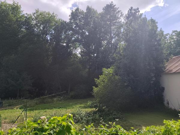À Saint-Aignan, maison familiale au calme avec garage, parking, petit bois et grand terrain arboré à proximité