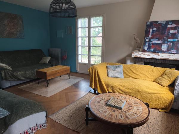 À Saint-Aignan, maison familiale au calme avec garage, parking, petit bois et grand terrain arboré à proximité