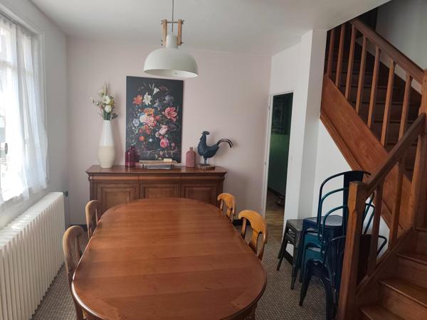 À Saint-Aignan, maison familiale au calme avec garage, parking, petit bois et grand terrain arboré à proximité