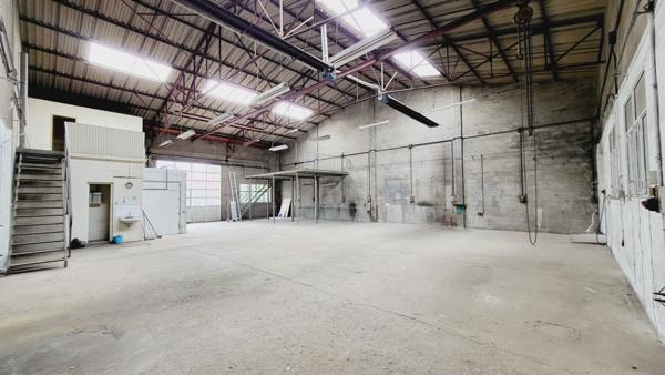 LOCAL IDEALEMENT SITUE ZONE POINTE FERRAND CARCASSONNE