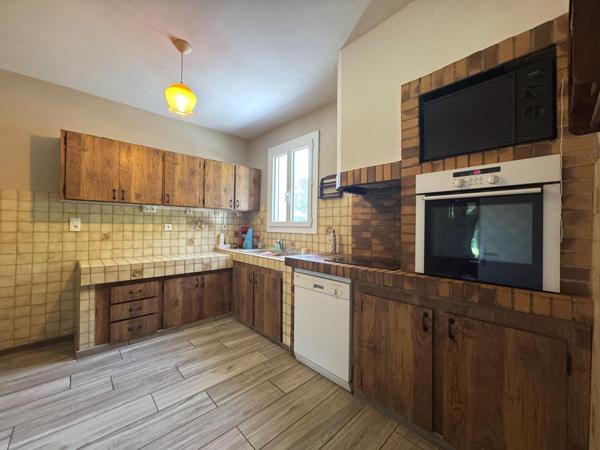 Maison de plain-pied de 100m², jardin et garages