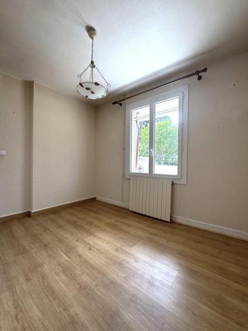 Maison de plain-pied de 100m², jardin et garages