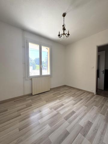 Maison de plain-pied de 100m², jardin et garages