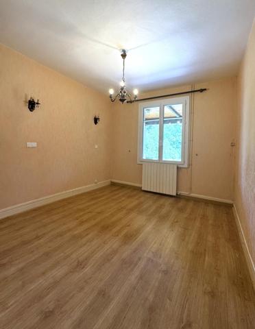 Maison de plain-pied de 100m², jardin et garages