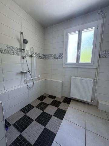 Maison de plain-pied de 100m², jardin et garages