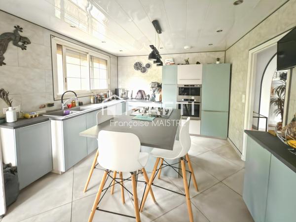 Maison rénovée de 156 m² avec véranda, balcon et parking