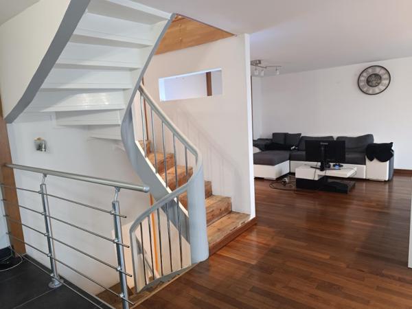 56110 Gourin maison de bourg style Loft avec garage, buanderie, 2 / 3 chambres, beaux espaces