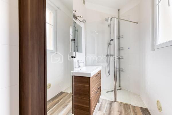 Située dans un secteur pratique, commerces accessibles à pied et écoles situées à quelques pas, venez découvrir cette maison Menier, sans mitoyenneté, offrant de nombreuses possibilités d'aménagement.

L'extérieur, se compose de deux espaces : un espace terrasse, et un espace vert. L'ensemble bénéficie d'une vue dégagée sur les arbres du parc de Noisiel.

La propriété dispose également d'un grand garage, d'un abri de jardin, ainsi qu'une dépendance d'environ 17 m².

Au rez-de-chaussée 

Vous découvrirez une belle pièce de vie créée grâce à une extension, bénéficiant d'une grande baie vitrée donnant sur le jardin.
Elle communique avec une cuisine aménagée, disposant d'un grand îlot central.
Dans le prolongement de la cuisine, une pièce peut être utilisée comme salle à manger, ou être aménagée selon vos envies.
Une salle d'eau avec douche complète également ce niveau.

Au premier étage

Le premier étage comprend deux belles chambres, ainsi qu'une seconde salle d'eau.

Au deuxième étage

Vous trouverez deux chambres supplémentaires.

Un petit espace comprenant un WC et un lavabo complète cet étage et apporte un confort supplémentaire au quotidien.

Sous-sol 

La maison dispose enfin d'un sous-sol total composé de plusieurs pièces, permettant notamment d'aménager un espace buanderie, du rangement, une cave ou différents espaces selon vos besoins.

Une maison offrant 4 chambres, de beaux volumes et de nombreuses possibilités, idéalement située à proximité des écoles, des commerces et des transports.

📞 Contactez-moi pour plus d'informations ou pour organiser une visite.