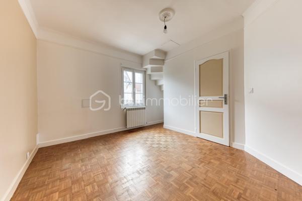 Située dans un secteur pratique, commerces accessibles à pied et écoles situées à quelques pas, venez découvrir cette maison Menier, sans mitoyenneté, offrant de nombreuses possibilités d'aménagement.

L'extérieur, se compose de deux espaces : un espace terrasse, et un espace vert. L'ensemble bénéficie d'une vue dégagée sur les arbres du parc de Noisiel.

La propriété dispose également d'un grand garage, d'un abri de jardin, ainsi qu'une dépendance d'environ 17 m².

Au rez-de-chaussée 

Vous découvrirez une belle pièce de vie créée grâce à une extension, bénéficiant d'une grande baie vitrée donnant sur le jardin.
Elle communique avec une cuisine aménagée, disposant d'un grand îlot central.
Dans le prolongement de la cuisine, une pièce peut être utilisée comme salle à manger, ou être aménagée selon vos envies.
Une salle d'eau avec douche complète également ce niveau.

Au premier étage

Le premier étage comprend deux belles chambres, ainsi qu'une seconde salle d'eau.

Au deuxième étage

Vous trouverez deux chambres supplémentaires.

Un petit espace comprenant un WC et un lavabo complète cet étage et apporte un confort supplémentaire au quotidien.

Sous-sol 

La maison dispose enfin d'un sous-sol total composé de plusieurs pièces, permettant notamment d'aménager un espace buanderie, du rangement, une cave ou différents espaces selon vos besoins.

Une maison offrant 4 chambres, de beaux volumes et de nombreuses possibilités, idéalement située à proximité des écoles, des commerces et des transports.

📞 Contactez-moi pour plus d'informations ou pour organiser une visite.