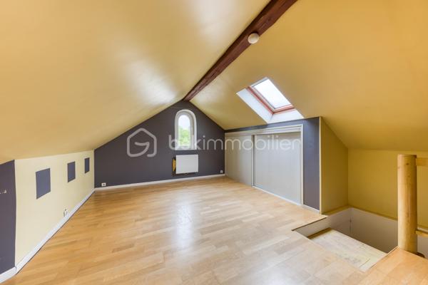 Située dans un secteur pratique, commerces accessibles à pied et écoles situées à quelques pas, venez découvrir cette maison Menier, sans mitoyenneté, offrant de nombreuses possibilités d'aménagement.

L'extérieur, se compose de deux espaces : un espace terrasse, et un espace vert. L'ensemble bénéficie d'une vue dégagée sur les arbres du parc de Noisiel.

La propriété dispose également d'un grand garage, d'un abri de jardin, ainsi qu'une dépendance d'environ 17 m².

Au rez-de-chaussée 

Vous découvrirez une belle pièce de vie créée grâce à une extension, bénéficiant d'une grande baie vitrée donnant sur le jardin.
Elle communique avec une cuisine aménagée, disposant d'un grand îlot central.
Dans le prolongement de la cuisine, une pièce peut être utilisée comme salle à manger, ou être aménagée selon vos envies.
Une salle d'eau avec douche complète également ce niveau.

Au premier étage

Le premier étage comprend deux belles chambres, ainsi qu'une seconde salle d'eau.

Au deuxième étage

Vous trouverez deux chambres supplémentaires.

Un petit espace comprenant un WC et un lavabo complète cet étage et apporte un confort supplémentaire au quotidien.

Sous-sol 

La maison dispose enfin d'un sous-sol total composé de plusieurs pièces, permettant notamment d'aménager un espace buanderie, du rangement, une cave ou différents espaces selon vos besoins.

Une maison offrant 4 chambres, de beaux volumes et de nombreuses possibilités, idéalement située à proximité des écoles, des commerces et des transports.

📞 Contactez-moi pour plus d'informations ou pour organiser une visite.