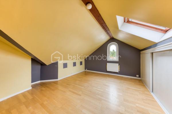 Située dans un secteur pratique, commerces accessibles à pied et écoles situées à quelques pas, venez découvrir cette maison Menier, sans mitoyenneté, offrant de nombreuses possibilités d'aménagement.

L'extérieur, se compose de deux espaces : un espace terrasse, et un espace vert. L'ensemble bénéficie d'une vue dégagée sur les arbres du parc de Noisiel.

La propriété dispose également d'un grand garage, d'un abri de jardin, ainsi qu'une dépendance d'environ 17 m².

Au rez-de-chaussée 

Vous découvrirez une belle pièce de vie créée grâce à une extension, bénéficiant d'une grande baie vitrée donnant sur le jardin.
Elle communique avec une cuisine aménagée, disposant d'un grand îlot central.
Dans le prolongement de la cuisine, une pièce peut être utilisée comme salle à manger, ou être aménagée selon vos envies.
Une salle d'eau avec douche complète également ce niveau.

Au premier étage

Le premier étage comprend deux belles chambres, ainsi qu'une seconde salle d'eau.

Au deuxième étage

Vous trouverez deux chambres supplémentaires.

Un petit espace comprenant un WC et un lavabo complète cet étage et apporte un confort supplémentaire au quotidien.

Sous-sol 

La maison dispose enfin d'un sous-sol total composé de plusieurs pièces, permettant notamment d'aménager un espace buanderie, du rangement, une cave ou différents espaces selon vos besoins.

Une maison offrant 4 chambres, de beaux volumes et de nombreuses possibilités, idéalement située à proximité des écoles, des commerces et des transports.

📞 Contactez-moi pour plus d'informations ou pour organiser une visite.