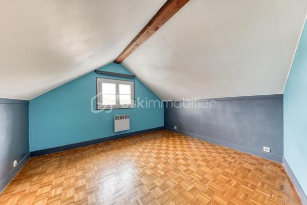 Située dans un secteur pratique, commerces accessibles à pied et écoles situées à quelques pas, venez découvrir cette maison Menier, sans mitoyenneté, offrant de nombreuses possibilités d'aménagement.

L'extérieur, se compose de deux espaces : un espace terrasse, et un espace vert. L'ensemble bénéficie d'une vue dégagée sur les arbres du parc de Noisiel.

La propriété dispose également d'un grand garage, d'un abri de jardin, ainsi qu'une dépendance d'environ 17 m².

Au rez-de-chaussée 

Vous découvrirez une belle pièce de vie créée grâce à une extension, bénéficiant d'une grande baie vitrée donnant sur le jardin.
Elle communique avec une cuisine aménagée, disposant d'un grand îlot central.
Dans le prolongement de la cuisine, une pièce peut être utilisée comme salle à manger, ou être aménagée selon vos envies.
Une salle d'eau avec douche complète également ce niveau.

Au premier étage

Le premier étage comprend deux belles chambres, ainsi qu'une seconde salle d'eau.

Au deuxième étage

Vous trouverez deux chambres supplémentaires.

Un petit espace comprenant un WC et un lavabo complète cet étage et apporte un confort supplémentaire au quotidien.

Sous-sol 

La maison dispose enfin d'un sous-sol total composé de plusieurs pièces, permettant notamment d'aménager un espace buanderie, du rangement, une cave ou différents espaces selon vos besoins.

Une maison offrant 4 chambres, de beaux volumes et de nombreuses possibilités, idéalement située à proximité des écoles, des commerces et des transports.

📞 Contactez-moi pour plus d'informations ou pour organiser une visite.