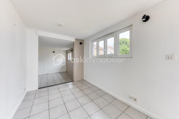 Située dans un secteur pratique, commerces accessibles à pied et écoles situées à quelques pas, venez découvrir cette maison Menier, sans mitoyenneté, offrant de nombreuses possibilités d'aménagement.

L'extérieur, se compose de deux espaces : un espace terrasse, et un espace vert. L'ensemble bénéficie d'une vue dégagée sur les arbres du parc de Noisiel.

La propriété dispose également d'un grand garage, d'un abri de jardin, ainsi qu'une dépendance d'environ 17 m².

Au rez-de-chaussée 

Vous découvrirez une belle pièce de vie créée grâce à une extension, bénéficiant d'une grande baie vitrée donnant sur le jardin.
Elle communique avec une cuisine aménagée, disposant d'un grand îlot central.
Dans le prolongement de la cuisine, une pièce peut être utilisée comme salle à manger, ou être aménagée selon vos envies.
Une salle d'eau avec douche complète également ce niveau.

Au premier étage

Le premier étage comprend deux belles chambres, ainsi qu'une seconde salle d'eau.

Au deuxième étage

Vous trouverez deux chambres supplémentaires.

Un petit espace comprenant un WC et un lavabo complète cet étage et apporte un confort supplémentaire au quotidien.

Sous-sol 

La maison dispose enfin d'un sous-sol total composé de plusieurs pièces, permettant notamment d'aménager un espace buanderie, du rangement, une cave ou différents espaces selon vos besoins.

Une maison offrant 4 chambres, de beaux volumes et de nombreuses possibilités, idéalement située à proximité des écoles, des commerces et des transports.

📞 Contactez-moi pour plus d'informations ou pour organiser une visite.