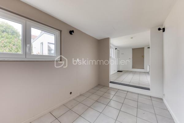 Située dans un secteur pratique, commerces accessibles à pied et écoles situées à quelques pas, venez découvrir cette maison Menier, sans mitoyenneté, offrant de nombreuses possibilités d'aménagement.

L'extérieur, se compose de deux espaces : un espace terrasse, et un espace vert. L'ensemble bénéficie d'une vue dégagée sur les arbres du parc de Noisiel.

La propriété dispose également d'un grand garage, d'un abri de jardin, ainsi qu'une dépendance d'environ 17 m².

Au rez-de-chaussée 

Vous découvrirez une belle pièce de vie créée grâce à une extension, bénéficiant d'une grande baie vitrée donnant sur le jardin.
Elle communique avec une cuisine aménagée, disposant d'un grand îlot central.
Dans le prolongement de la cuisine, une pièce peut être utilisée comme salle à manger, ou être aménagée selon vos envies.
Une salle d'eau avec douche complète également ce niveau.

Au premier étage

Le premier étage comprend deux belles chambres, ainsi qu'une seconde salle d'eau.

Au deuxième étage

Vous trouverez deux chambres supplémentaires.

Un petit espace comprenant un WC et un lavabo complète cet étage et apporte un confort supplémentaire au quotidien.

Sous-sol 

La maison dispose enfin d'un sous-sol total composé de plusieurs pièces, permettant notamment d'aménager un espace buanderie, du rangement, une cave ou différents espaces selon vos besoins.

Une maison offrant 4 chambres, de beaux volumes et de nombreuses possibilités, idéalement située à proximité des écoles, des commerces et des transports.

📞 Contactez-moi pour plus d'informations ou pour organiser une visite.