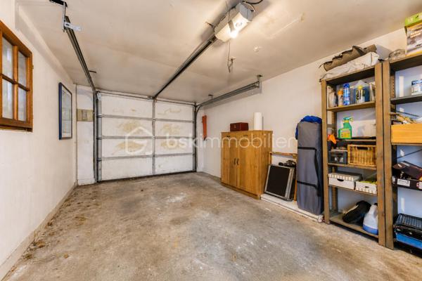 Située dans un secteur pratique, commerces accessibles à pied et écoles situées à quelques pas, venez découvrir cette maison Menier, sans mitoyenneté, offrant de nombreuses possibilités d'aménagement.

L'extérieur, se compose de deux espaces : un espace terrasse, et un espace vert. L'ensemble bénéficie d'une vue dégagée sur les arbres du parc de Noisiel.

La propriété dispose également d'un grand garage, d'un abri de jardin, ainsi qu'une dépendance d'environ 17 m².

Au rez-de-chaussée 

Vous découvrirez une belle pièce de vie créée grâce à une extension, bénéficiant d'une grande baie vitrée donnant sur le jardin.
Elle communique avec une cuisine aménagée, disposant d'un grand îlot central.
Dans le prolongement de la cuisine, une pièce peut être utilisée comme salle à manger, ou être aménagée selon vos envies.
Une salle d'eau avec douche complète également ce niveau.

Au premier étage

Le premier étage comprend deux belles chambres, ainsi qu'une seconde salle d'eau.

Au deuxième étage

Vous trouverez deux chambres supplémentaires.

Un petit espace comprenant un WC et un lavabo complète cet étage et apporte un confort supplémentaire au quotidien.

Sous-sol 

La maison dispose enfin d'un sous-sol total composé de plusieurs pièces, permettant notamment d'aménager un espace buanderie, du rangement, une cave ou différents espaces selon vos besoins.

Une maison offrant 4 chambres, de beaux volumes et de nombreuses possibilités, idéalement située à proximité des écoles, des commerces et des transports.

📞 Contactez-moi pour plus d'informations ou pour organiser une visite.