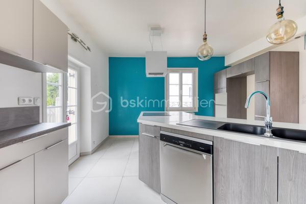 Située dans un secteur pratique, commerces accessibles à pied et écoles situées à quelques pas, venez découvrir cette maison Menier, sans mitoyenneté, offrant de nombreuses possibilités d'aménagement.

L'extérieur, se compose de deux espaces : un espace terrasse, et un espace vert. L'ensemble bénéficie d'une vue dégagée sur les arbres du parc de Noisiel.

La propriété dispose également d'un grand garage, d'un abri de jardin, ainsi qu'une dépendance d'environ 17 m².

Au rez-de-chaussée 

Vous découvrirez une belle pièce de vie créée grâce à une extension, bénéficiant d'une grande baie vitrée donnant sur le jardin.
Elle communique avec une cuisine aménagée, disposant d'un grand îlot central.
Dans le prolongement de la cuisine, une pièce peut être utilisée comme salle à manger, ou être aménagée selon vos envies.
Une salle d'eau avec douche complète également ce niveau.

Au premier étage

Le premier étage comprend deux belles chambres, ainsi qu'une seconde salle d'eau.

Au deuxième étage

Vous trouverez deux chambres supplémentaires.

Un petit espace comprenant un WC et un lavabo complète cet étage et apporte un confort supplémentaire au quotidien.

Sous-sol 

La maison dispose enfin d'un sous-sol total composé de plusieurs pièces, permettant notamment d'aménager un espace buanderie, du rangement, une cave ou différents espaces selon vos besoins.

Une maison offrant 4 chambres, de beaux volumes et de nombreuses possibilités, idéalement située à proximité des écoles, des commerces et des transports.

📞 Contactez-moi pour plus d'informations ou pour organiser une visite.