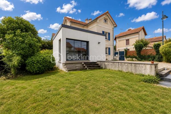 Située dans un secteur pratique, commerces accessibles à pied et écoles situées à quelques pas, venez découvrir cette maison Menier, sans mitoyenneté, offrant de nombreuses possibilités d'aménagement.

L'extérieur, se compose de deux espaces : un espace terrasse, et un espace vert. L'ensemble bénéficie d'une vue dégagée sur les arbres du parc de Noisiel.

La propriété dispose également d'un grand garage, d'un abri de jardin, ainsi qu'une dépendance d'environ 17 m².

Au rez-de-chaussée 

Vous découvrirez une belle pièce de vie créée grâce à une extension, bénéficiant d'une grande baie vitrée donnant sur le jardin.
Elle communique avec une cuisine aménagée, disposant d'un grand îlot central.
Dans le prolongement de la cuisine, une pièce peut être utilisée comme salle à manger, ou être aménagée selon vos envies.
Une salle d'eau avec douche complète également ce niveau.

Au premier étage

Le premier étage comprend deux belles chambres, ainsi qu'une seconde salle d'eau.

Au deuxième étage

Vous trouverez deux chambres supplémentaires.

Un petit espace comprenant un WC et un lavabo complète cet étage et apporte un confort supplémentaire au quotidien.

Sous-sol 

La maison dispose enfin d'un sous-sol total composé de plusieurs pièces, permettant notamment d'aménager un espace buanderie, du rangement, une cave ou différents espaces selon vos besoins.

Une maison offrant 4 chambres, de beaux volumes et de nombreuses possibilités, idéalement située à proximité des écoles, des commerces et des transports.

📞 Contactez-moi pour plus d'informations ou pour organiser une visite.