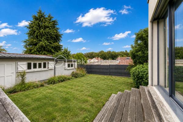 Située dans un secteur pratique, commerces accessibles à pied et écoles situées à quelques pas, venez découvrir cette maison Menier, sans mitoyenneté, offrant de nombreuses possibilités d'aménagement.

L'extérieur, se compose de deux espaces : un espace terrasse, et un espace vert. L'ensemble bénéficie d'une vue dégagée sur les arbres du parc de Noisiel.

La propriété dispose également d'un grand garage, d'un abri de jardin, ainsi qu'une dépendance d'environ 17 m².

Au rez-de-chaussée 

Vous découvrirez une belle pièce de vie créée grâce à une extension, bénéficiant d'une grande baie vitrée donnant sur le jardin.
Elle communique avec une cuisine aménagée, disposant d'un grand îlot central.
Dans le prolongement de la cuisine, une pièce peut être utilisée comme salle à manger, ou être aménagée selon vos envies.
Une salle d'eau avec douche complète également ce niveau.

Au premier étage

Le premier étage comprend deux belles chambres, ainsi qu'une seconde salle d'eau.

Au deuxième étage

Vous trouverez deux chambres supplémentaires.

Un petit espace comprenant un WC et un lavabo complète cet étage et apporte un confort supplémentaire au quotidien.

Sous-sol 

La maison dispose enfin d'un sous-sol total composé de plusieurs pièces, permettant notamment d'aménager un espace buanderie, du rangement, une cave ou différents espaces selon vos besoins.

Une maison offrant 4 chambres, de beaux volumes et de nombreuses possibilités, idéalement située à proximité des écoles, des commerces et des transports.

📞 Contactez-moi pour plus d'informations ou pour organiser une visite.