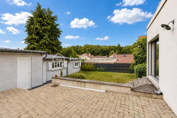 Située dans un secteur pratique, commerces accessibles à pied et écoles situées à quelques pas, venez découvrir cette maison Menier, sans mitoyenneté, offrant de nombreuses possibilités d'aménagement.

L'extérieur, se compose de deux espaces : un espace terrasse, et un espace vert. L'ensemble bénéficie d'une vue dégagée sur les arbres du parc de Noisiel.

La propriété dispose également d'un grand garage, d'un abri de jardin, ainsi qu'une dépendance d'environ 17 m².

Au rez-de-chaussée 

Vous découvrirez une belle pièce de vie créée grâce à une extension, bénéficiant d'une grande baie vitrée donnant sur le jardin.
Elle communique avec une cuisine aménagée, disposant d'un grand îlot central.
Dans le prolongement de la cuisine, une pièce peut être utilisée comme salle à manger, ou être aménagée selon vos envies.
Une salle d'eau avec douche complète également ce niveau.

Au premier étage

Le premier étage comprend deux belles chambres, ainsi qu'une seconde salle d'eau.

Au deuxième étage

Vous trouverez deux chambres supplémentaires.

Un petit espace comprenant un WC et un lavabo complète cet étage et apporte un confort supplémentaire au quotidien.

Sous-sol 

La maison dispose enfin d'un sous-sol total composé de plusieurs pièces, permettant notamment d'aménager un espace buanderie, du rangement, une cave ou différents espaces selon vos besoins.

Une maison offrant 4 chambres, de beaux volumes et de nombreuses possibilités, idéalement située à proximité des écoles, des commerces et des transports.

📞 Contactez-moi pour plus d'informations ou pour organiser une visite.