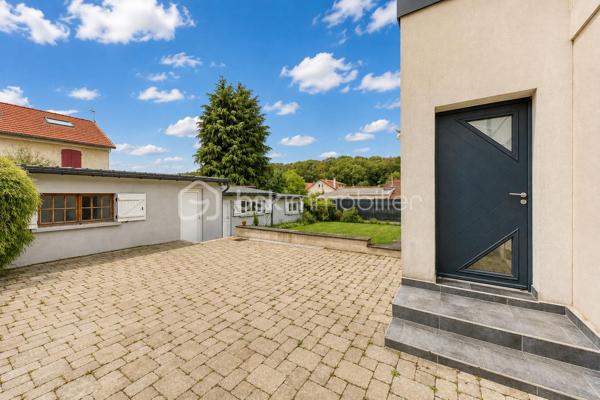 Située dans un secteur pratique, commerces accessibles à pied et écoles situées à quelques pas, venez découvrir cette maison Menier, sans mitoyenneté, offrant de nombreuses possibilités d'aménagement.

L'extérieur, se compose de deux espaces : un espace terrasse, et un espace vert. L'ensemble bénéficie d'une vue dégagée sur les arbres du parc de Noisiel.

La propriété dispose également d'un grand garage, d'un abri de jardin, ainsi qu'une dépendance d'environ 17 m².

Au rez-de-chaussée 

Vous découvrirez une belle pièce de vie créée grâce à une extension, bénéficiant d'une grande baie vitrée donnant sur le jardin.
Elle communique avec une cuisine aménagée, disposant d'un grand îlot central.
Dans le prolongement de la cuisine, une pièce peut être utilisée comme salle à manger, ou être aménagée selon vos envies.
Une salle d'eau avec douche complète également ce niveau.

Au premier étage

Le premier étage comprend deux belles chambres, ainsi qu'une seconde salle d'eau.

Au deuxième étage

Vous trouverez deux chambres supplémentaires.

Un petit espace comprenant un WC et un lavabo complète cet étage et apporte un confort supplémentaire au quotidien.

Sous-sol 

La maison dispose enfin d'un sous-sol total composé de plusieurs pièces, permettant notamment d'aménager un espace buanderie, du rangement, une cave ou différents espaces selon vos besoins.

Une maison offrant 4 chambres, de beaux volumes et de nombreuses possibilités, idéalement située à proximité des écoles, des commerces et des transports.

📞 Contactez-moi pour plus d'informations ou pour organiser une visite.
