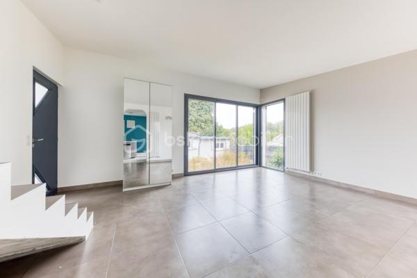 Située dans un secteur pratique, commerces accessibles à pied et écoles situées à quelques pas, venez découvrir cette maison Menier, sans mitoyenneté, offrant de nombreuses possibilités d'aménagement.

L'extérieur, se compose de deux espaces : un espace terrasse, et un espace vert. L'ensemble bénéficie d'une vue dégagée sur les arbres du parc de Noisiel.

La propriété dispose également d'un grand garage, d'un abri de jardin, ainsi qu'une dépendance d'environ 17 m².

Au rez-de-chaussée 

Vous découvrirez une belle pièce de vie créée grâce à une extension, bénéficiant d'une grande baie vitrée donnant sur le jardin.
Elle communique avec une cuisine aménagée, disposant d'un grand îlot central.
Dans le prolongement de la cuisine, une pièce peut être utilisée comme salle à manger, ou être aménagée selon vos envies.
Une salle d'eau avec douche complète également ce niveau.

Au premier étage

Le premier étage comprend deux belles chambres, ainsi qu'une seconde salle d'eau.

Au deuxième étage

Vous trouverez deux chambres supplémentaires.

Un petit espace comprenant un WC et un lavabo complète cet étage et apporte un confort supplémentaire au quotidien.

Sous-sol 

La maison dispose enfin d'un sous-sol total composé de plusieurs pièces, permettant notamment d'aménager un espace buanderie, du rangement, une cave ou différents espaces selon vos besoins.

Une maison offrant 4 chambres, de beaux volumes et de nombreuses possibilités, idéalement située à proximité des écoles, des commerces et des transports.

📞 Contactez-moi pour plus d'informations ou pour organiser une visite.