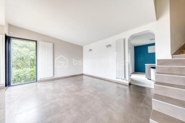 Située dans un secteur pratique, commerces accessibles à pied et écoles situées à quelques pas, venez découvrir cette maison Menier, sans mitoyenneté, offrant de nombreuses possibilités d'aménagement.

L'extérieur, se compose de deux espaces : un espace terrasse, et un espace vert. L'ensemble bénéficie d'une vue dégagée sur les arbres du parc de Noisiel.

La propriété dispose également d'un grand garage, d'un abri de jardin, ainsi qu'une dépendance d'environ 17 m².

Au rez-de-chaussée 

Vous découvrirez une belle pièce de vie créée grâce à une extension, bénéficiant d'une grande baie vitrée donnant sur le jardin.
Elle communique avec une cuisine aménagée, disposant d'un grand îlot central.
Dans le prolongement de la cuisine, une pièce peut être utilisée comme salle à manger, ou être aménagée selon vos envies.
Une salle d'eau avec douche complète également ce niveau.

Au premier étage

Le premier étage comprend deux belles chambres, ainsi qu'une seconde salle d'eau.

Au deuxième étage

Vous trouverez deux chambres supplémentaires.

Un petit espace comprenant un WC et un lavabo complète cet étage et apporte un confort supplémentaire au quotidien.

Sous-sol 

La maison dispose enfin d'un sous-sol total composé de plusieurs pièces, permettant notamment d'aménager un espace buanderie, du rangement, une cave ou différents espaces selon vos besoins.

Une maison offrant 4 chambres, de beaux volumes et de nombreuses possibilités, idéalement située à proximité des écoles, des commerces et des transports.

📞 Contactez-moi pour plus d'informations ou pour organiser une visite.