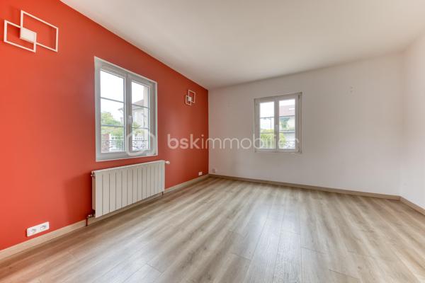 Située dans un secteur pratique, commerces accessibles à pied et écoles situées à quelques pas, venez découvrir cette maison Menier, sans mitoyenneté, offrant de nombreuses possibilités d'aménagement.

L'extérieur, se compose de deux espaces : un espace terrasse, et un espace vert. L'ensemble bénéficie d'une vue dégagée sur les arbres du parc de Noisiel.

La propriété dispose également d'un grand garage, d'un abri de jardin, ainsi qu'une dépendance d'environ 17 m².

Au rez-de-chaussée 

Vous découvrirez une belle pièce de vie créée grâce à une extension, bénéficiant d'une grande baie vitrée donnant sur le jardin.
Elle communique avec une cuisine aménagée, disposant d'un grand îlot central.
Dans le prolongement de la cuisine, une pièce peut être utilisée comme salle à manger, ou être aménagée selon vos envies.
Une salle d'eau avec douche complète également ce niveau.

Au premier étage

Le premier étage comprend deux belles chambres, ainsi qu'une seconde salle d'eau.

Au deuxième étage

Vous trouverez deux chambres supplémentaires.

Un petit espace comprenant un WC et un lavabo complète cet étage et apporte un confort supplémentaire au quotidien.

Sous-sol 

La maison dispose enfin d'un sous-sol total composé de plusieurs pièces, permettant notamment d'aménager un espace buanderie, du rangement, une cave ou différents espaces selon vos besoins.

Une maison offrant 4 chambres, de beaux volumes et de nombreuses possibilités, idéalement située à proximité des écoles, des commerces et des transports.

📞 Contactez-moi pour plus d'informations ou pour organiser une visite.