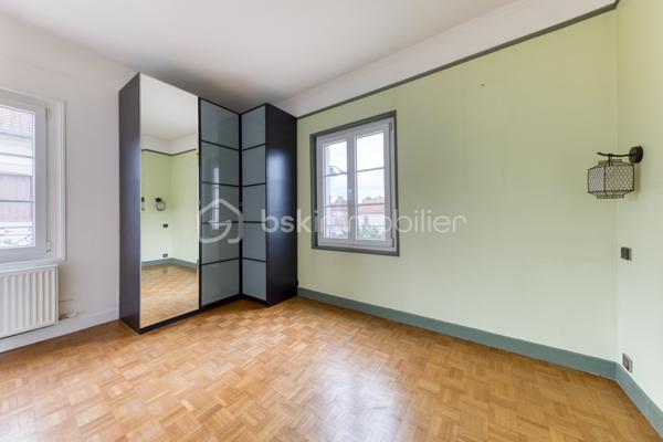Située dans un secteur pratique, commerces accessibles à pied et écoles situées à quelques pas, venez découvrir cette maison Menier, sans mitoyenneté, offrant de nombreuses possibilités d'aménagement.

L'extérieur, se compose de deux espaces : un espace terrasse, et un espace vert. L'ensemble bénéficie d'une vue dégagée sur les arbres du parc de Noisiel.

La propriété dispose également d'un grand garage, d'un abri de jardin, ainsi qu'une dépendance d'environ 17 m².

Au rez-de-chaussée 

Vous découvrirez une belle pièce de vie créée grâce à une extension, bénéficiant d'une grande baie vitrée donnant sur le jardin.
Elle communique avec une cuisine aménagée, disposant d'un grand îlot central.
Dans le prolongement de la cuisine, une pièce peut être utilisée comme salle à manger, ou être aménagée selon vos envies.
Une salle d'eau avec douche complète également ce niveau.

Au premier étage

Le premier étage comprend deux belles chambres, ainsi qu'une seconde salle d'eau.

Au deuxième étage

Vous trouverez deux chambres supplémentaires.

Un petit espace comprenant un WC et un lavabo complète cet étage et apporte un confort supplémentaire au quotidien.

Sous-sol 

La maison dispose enfin d'un sous-sol total composé de plusieurs pièces, permettant notamment d'aménager un espace buanderie, du rangement, une cave ou différents espaces selon vos besoins.

Une maison offrant 4 chambres, de beaux volumes et de nombreuses possibilités, idéalement située à proximité des écoles, des commerces et des transports.

📞 Contactez-moi pour plus d'informations ou pour organiser une visite.