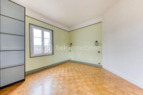 Située dans un secteur pratique, commerces accessibles à pied et écoles situées à quelques pas, venez découvrir cette maison Menier, sans mitoyenneté, offrant de nombreuses possibilités d'aménagement.

L'extérieur, se compose de deux espaces : un espace terrasse, et un espace vert. L'ensemble bénéficie d'une vue dégagée sur les arbres du parc de Noisiel.

La propriété dispose également d'un grand garage, d'un abri de jardin, ainsi qu'une dépendance d'environ 17 m².

Au rez-de-chaussée 

Vous découvrirez une belle pièce de vie créée grâce à une extension, bénéficiant d'une grande baie vitrée donnant sur le jardin.
Elle communique avec une cuisine aménagée, disposant d'un grand îlot central.
Dans le prolongement de la cuisine, une pièce peut être utilisée comme salle à manger, ou être aménagée selon vos envies.
Une salle d'eau avec douche complète également ce niveau.

Au premier étage

Le premier étage comprend deux belles chambres, ainsi qu'une seconde salle d'eau.

Au deuxième étage

Vous trouverez deux chambres supplémentaires.

Un petit espace comprenant un WC et un lavabo complète cet étage et apporte un confort supplémentaire au quotidien.

Sous-sol 

La maison dispose enfin d'un sous-sol total composé de plusieurs pièces, permettant notamment d'aménager un espace buanderie, du rangement, une cave ou différents espaces selon vos besoins.

Une maison offrant 4 chambres, de beaux volumes et de nombreuses possibilités, idéalement située à proximité des écoles, des commerces et des transports.

📞 Contactez-moi pour plus d'informations ou pour organiser une visite.