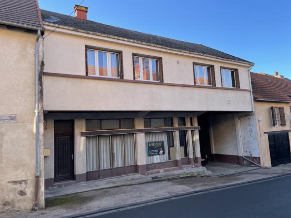 Montaigut-en-Combraille (63700) Idéal artisan : bâtiment avec appartement, garage et bureaux