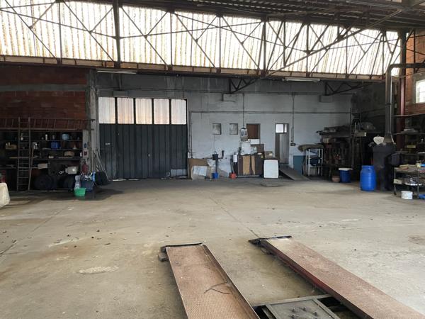 Montaigut-en-Combraille (63700) Idéal artisan : bâtiment avec appartement, garage et bureaux