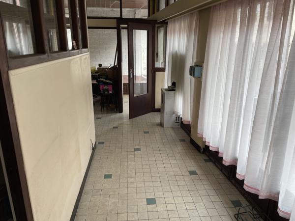 Montaigut-en-Combraille (63700) Idéal artisan : bâtiment avec appartement, garage et bureaux