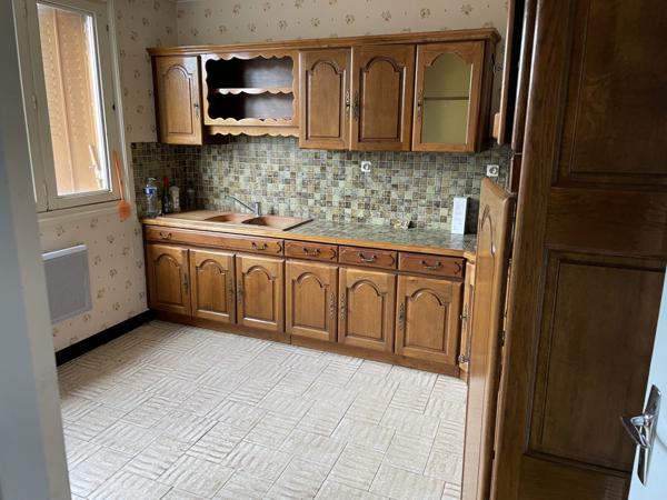 Montaigut-en-Combraille (63700) Idéal artisan : bâtiment avec appartement, garage et bureaux