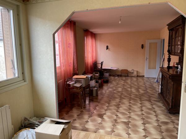 Montaigut-en-Combraille (63700) Idéal artisan : bâtiment avec appartement, garage et bureaux