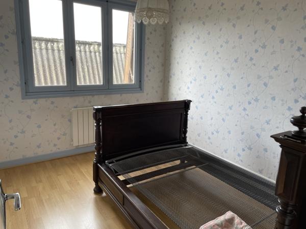 Montaigut-en-Combraille (63700) Idéal artisan : bâtiment avec appartement, garage et bureaux