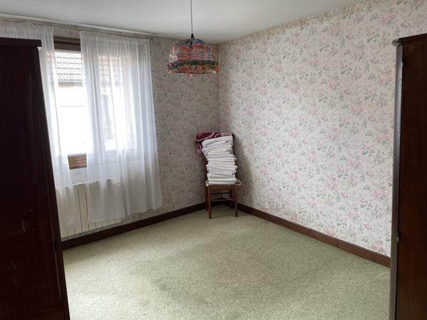 Montaigut-en-Combraille (63700) Idéal artisan : bâtiment avec appartement, garage et bureaux