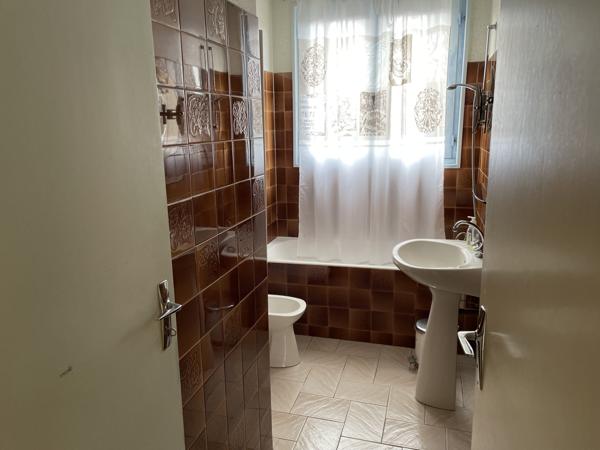 Montaigut-en-Combraille (63700) Idéal artisan : bâtiment avec appartement, garage et bureaux