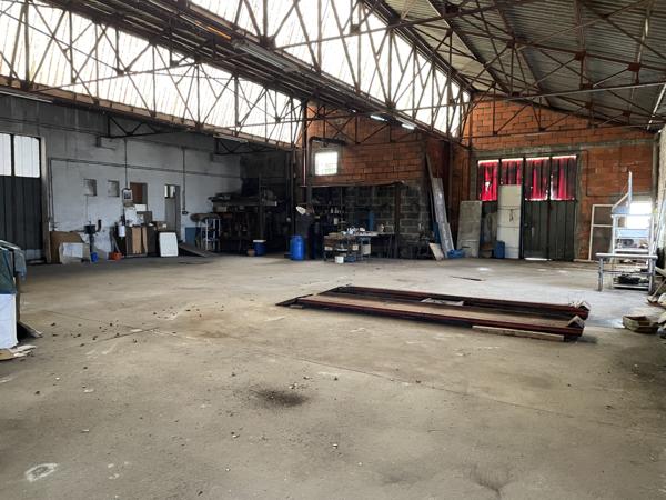 Montaigut-en-Combraille (63700) Idéal artisan : bâtiment avec appartement, garage et bureaux