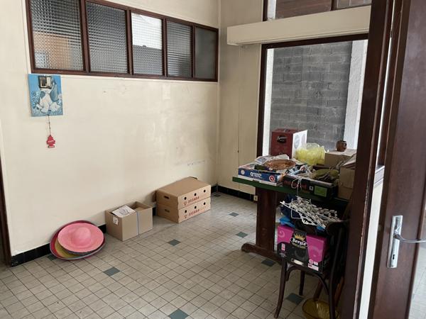 Montaigut-en-Combraille (63700) Idéal artisan : bâtiment avec appartement, garage et bureaux