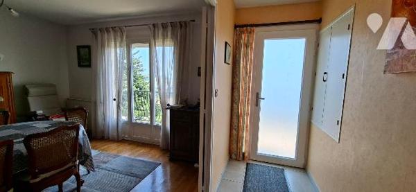 A SORBIERS, une maison individuelle d'environ 84 m2.