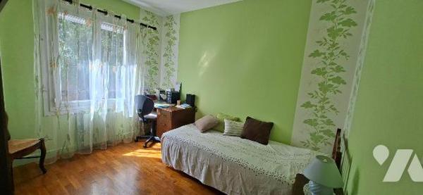 A SORBIERS, une maison individuelle d'environ 84 m2.