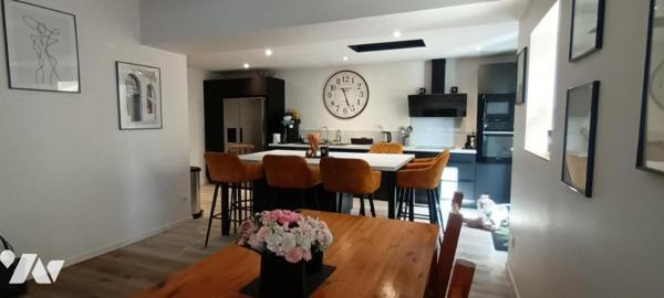 maison de ville avec parking, garage et terrasses