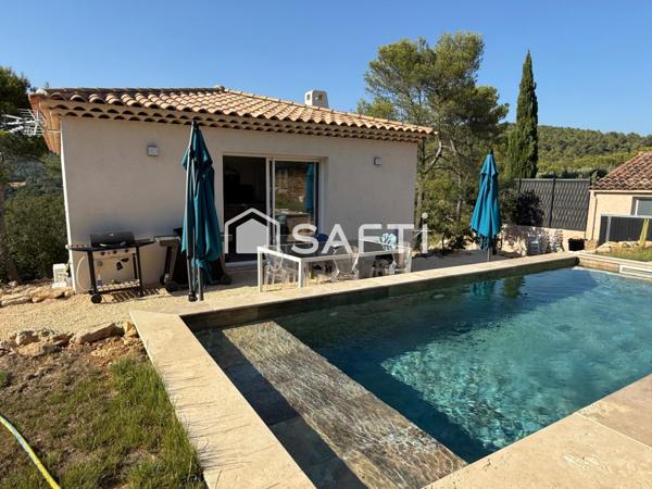 Maison contemporaine avec piscine et vue dégagée
